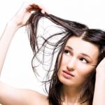 Tóc dầu nhanh bết: dùng dầu gội nào?