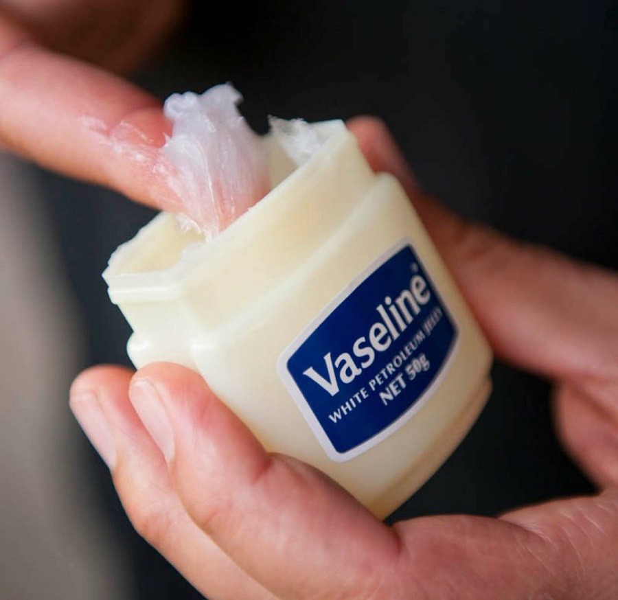 Dưỡng móng tay bằng Vaseline có thực sự tốt như lời đồn?