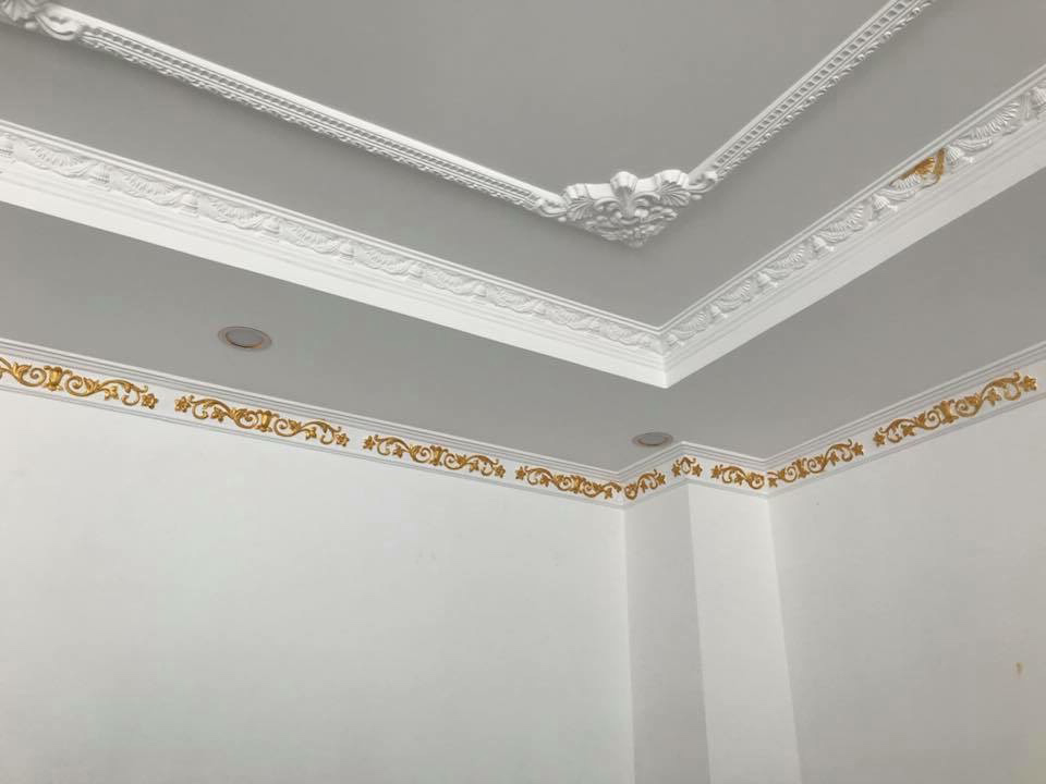 phòng khách sơn phào chỉ trần nhà đẹp